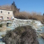 Direkt bei einer alten Mühle: Eine Beckentreppe mit heilendem Wasser. Foto: Max Fleschhut.