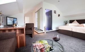 Im Studio Steinzeit fließt das Wasser in hohle Flusssteine aus Peru. - Foto: Logis-Hotel Landhaus "Am Hirschhorn" Wilgartswiesen