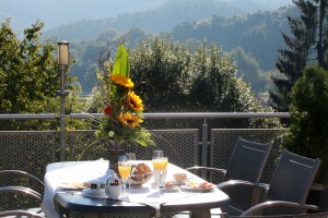 Ausgefallene Tischdekorationen gehören zum Standard. - Foto: Logis-Hotel Landhaus "Am Hirschhorn" Wilgartswiesen