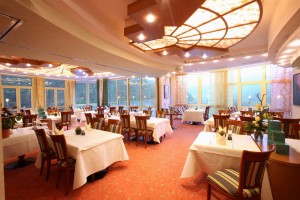 Das Restaurant bietet vielen Gästen Platz und ist lichtdurchflutet. - Foto: Logis-Hotel Landhaus "Am Hirschhorn" Wilgartswiesen