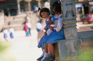 Kinder in Bhaktapur, einer alten Königsstadt im Kathmandutal. Die Altstadt zählt zum Weltkulturerbe der UNESCO. Foto: Gebeco
