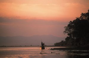 Sonnenaufgang im Chitwan-Nationalpark , der 1973 als erster Nationalpark des Landes unter dem Namen Royal Chitwan National Park gegründet wurde. Foto: Gebeco