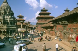 Tempelanlage in Kathmandu. Jahrhundertealte Tempel und Kultstätten wurden durch das Erdbeben in Nepal zerstört. Allein im Tal der Hauptstadt Kathmandu gab es sieben Weltkulturdenkmäler. Hoffnung auf Wiederaufbau gibt es kaum. Foto: Gebeco