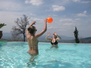 Toskana_Perlen_3_klein Spaß am Pool gehört auch zu einem Urlaub auf Casa Sesta; Foto: Heiner Sieger
