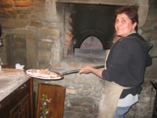Toskana_Perlen_4_klein Schmeckt köstlich: Frische Pizza von Mama Ivana aus dem Holzkohlenofen; Foto: Heiner Sieger
