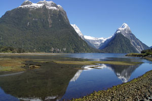 Der Blick zurück kurz vor der Abreise - der doppelte Mitre Peak (rechts), der höchste Berg am Fjord.