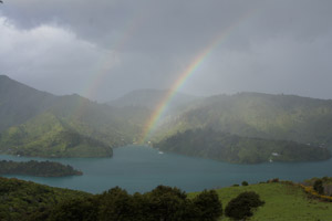 Über dem Queen Charlotte Sound steigt ein Regenbogen in den Himmel.