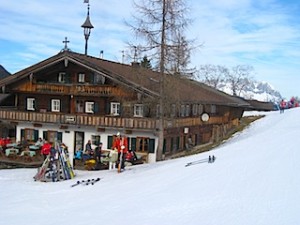 Der Schroll-Hoff, direkt an der Piste ist Tirols ältester Erbhof; Foto Heiner Sieger