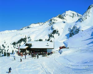 Hotel und Skihütte am Rand der Piste und am oberen Ende der präpartierten Rodelbahn gelegen: das Graf-Ferdinand-Haus. Hotel und Skihütte am Rand der Piste und am oberen Ende der präpartierten Rodelbahn gelegen: das Graf-Ferdinand-Haus.
