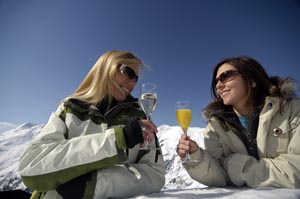 Champagner, Sonne und Schnee – bei den Ladies Weeks in St. Anton am Arlberg stehen die Damen im Mittelpunkt. - Foto TVB St. Anton am Arlberg Champagner, Sonne und Schnee – bei den Ladies Weeks in St. Anton am Arlberg stehen die Damen im Mittelpunkt. - Foto TVB St. Anton am Arlberg