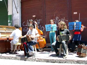 Tango unter freiem Himmel: Manchmal schleppen junge Leute ein Klavier auf den Bürgersteig und geben ein Freiluftkonzert. Foto: Clara Grau Tango unter freiem Himmel: Manchmal schleppen junge Leute ein Klavier auf den Bürgersteig und geben ein Freiluftkonzert. Foto: Clara Grau