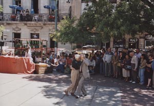Auf der Plaza Dorrego erliegen auch Ältere dem Tanztrieb. Foto: Clara Grau Auf der Plaza Dorrego erliegen auch Ältere dem Tanztrieb. Foto: Clara Grau