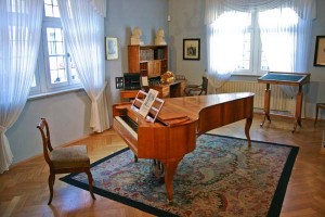 Das Robert-Schumann-Haus Zwickau beherbergt die weltweit größte Schumann Sammlung  (im Bild: Clara Wieck-Flügel im historischen Zimmer). Foto: (c) KULTOUR Z.