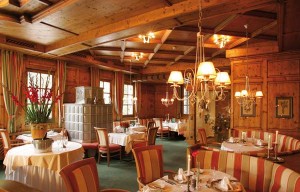 Gediegenes Ambiente: das a-la-carte-Restaurant „Zinnkrug“ hat Stil; hier findet jeder Gourmet sein kulinarisches Deckelchen. Gediegenes Ambiente: das a-la-carte-Restaurant „Zinnkrug“ hat Stil; hier findet jeder Gourmet sein kulinarisches Deckelchen.