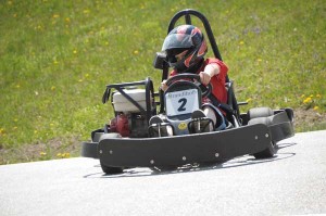 Gokartfahren – Runde für Runde wird man immer mutiger. Gokartfahren – Runde für Runde wird man immer mutiger.