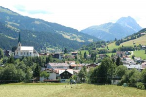 Kirchberg liegt direkt auf der Talwasserscheide zwischen dem Leukental im Osten und dem Brixental im Westen, und hat etwas mehr als 5000 Einwohner. - Foto: Kitzbüheler Alpen Brixental