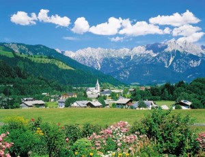Die Ortschaft Leogang ist eingebettet in eine herrliche Gebirgslandschaft. - Foto: Saalfelden-Leogang-Touristik Die Ortschaft Leogang ist eingebettet in eine herrliche Gebirgslandschaft. - Foto: Saalfelden-Leogang-Touristik