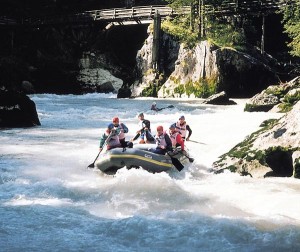 Rafting - ein nicht ganz ungefährliches Abenteuer, das aber riesigen Spaß macht. - Foto: Saalfelden-Leogang-Touristik Rafting - ein nicht ganz ungefährliches Abenteuer, das aber riesigen Spaß macht. - Foto: Saalfelden-Leogang-Touristik