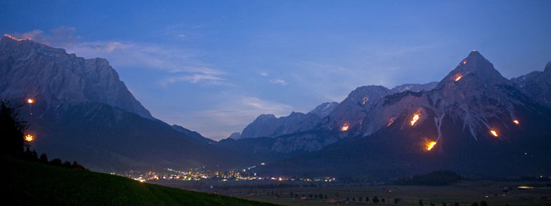 Am 23. Juni bringen 8000 einzelne Feuerstellen die Berglandschaft auf der Tiroler Seite der Zugspitze zum Leuchten und Gäste zum Staunen. Die beste Sicht gibt es im Talkessel zwischen den Orten Ehrwald, Lermoos und Biberwier. - Foto: Albin Niederstrasser.