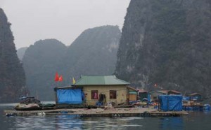 Die Hütten schwimmen auf Pontons. Die Hütten schwimmen auf Pontons.