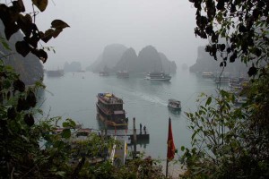 Charakteristisch für die Ha Long-Bucht: unzählige Kalksteininseln. Charakteristisch für die Ha Long-Bucht: unzählige Kalksteininseln.