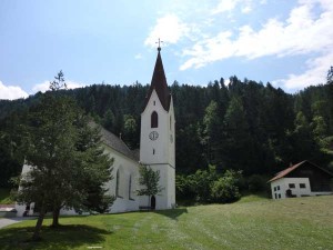 Ein Ort der Stille: Die Wallfahrtskirche mit angrenzendem Friedhof bei der Kronburg. - Foto: Dieter Warnick