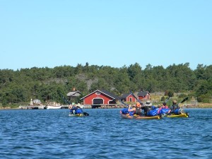 Immer wieder liegen in den Buchten der Åland-Inseln kleine Weiler, manchmal nur ein einziges Ferienhaus. Meist farbenfroh getüncht und stets in bester Lage.