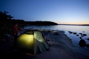 Das letzte Abendlicht streichelt den Lagerplatz in einer Bucht irgendwo draußen auf den Granitfelsen der Åland-Inseln.