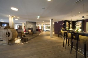 Großzügig gestaltet ist die Lobby; weil viel Holz verwendet wurde, kommt sofort eine behagliche Atmosphäre auf. Großzügig gestaltet ist die Lobby; weil viel Holz verwendet wurde, kommt sofort eine behagliche Atmosphäre auf.