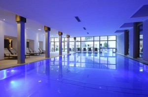 Der Indoorpool aus Edelstahl ist direkt mit dem ganzjährig beheizten Außenpool verbunden. Der Indoorpool aus Edelstahl ist direkt mit dem ganzjährig beheizten Außenpool verbunden.