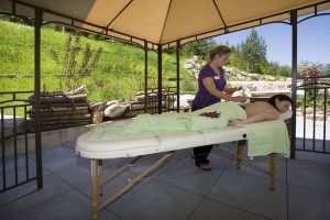 Im Sommer lockt die sonnige Spa-Terrasse mit Massagen unter freiem Himmel. Im Sommer lockt die sonnige Spa-Terrasse mit Massagen unter freiem Himmel.