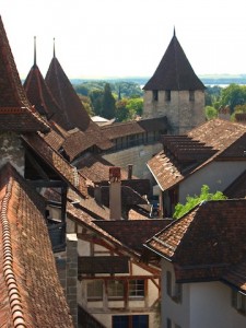 Murten, die rund 600 Jahre allte Wehrmauer 0476k