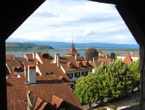 Murten, vom Wehrgang Blick auf den See 0474k