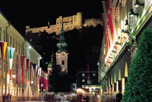 Abends leuchtet die Festung Hohensalzburg hell über Salzburg. - Fotos: Tourismus Salzburg