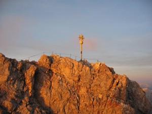 Deutschlands höchster Gipfel, die Zugspitze, ist auch von der österreichischen Seite zu erreichen, und immer einen Ausflug wert. - Foto: Tiroler Zugspitzbahn