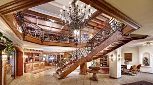 Die Hotellobby ist großzügig gestaltet und vorwiegend aus Holz Die Hotellobby ist großzügig gestaltet und vorwiegend aus Holz