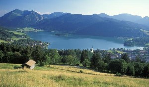Der Schliersee - Wanderer sind umgeben von stimmungsvoller Atmospäre. - Foto: Tourismusverband Alpenregion Tegernsee Schliersee