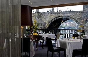 Schlemmen mit Blick auf die Karlsbrücke: Das Restaurant Mlynec in Prag.