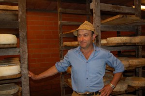 Ein Meister seines Fachs: Toma-Käse-Hersteller Enrico Rosso Baietto Ein Meister seines Fachs: Toma-Käse-Hersteller Enrico Rosso Baietto