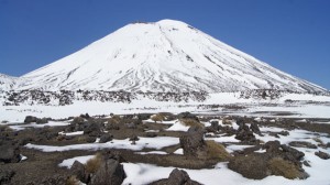 Der Mount Ngauruhoe raucht gemächlich vor sich hin. Foto: Kathrin Schierl  Der Mount Ngauruhoe raucht gemächlich vor sich hin. Foto: Kathrin Schierl