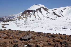 Red Crater (vorne) und Mount Ngauruhoe. Foto: Kathrin Schierl 