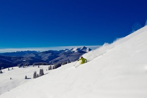 Mit raumgreifendem Skigebiet, einer jährlichen Schneemenge von rund neun Metern und über 300 Sonnentagen pro Jahr bietet Vail ein unvergleichliches Wintersporterlebnis. - Foto: Vail Resorts/Jack Affleck.