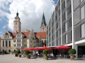 Alt und neu verbinden sich am Rathausplatz, wo das Alte Rathaus (Mitte) und das Neue Rathaus (rechts) einen Gegenpol bilden, wie er auffälliger nicht sein könnte. Hinten links der Pfeifturm, rechts die “Untere Pfarr” (Moritzkirche).