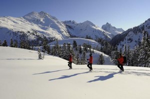 Eine Schneeschuhwanderung ist eine hervorragende Alternative zum alpinen Skivergnügen. - Foto: Josef Mallaun