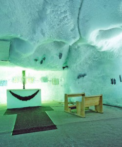 Kommt ganz schön unterkühlt daher: der Eispavillon am Mittelallalin bei Saas Fee. - Foto: Wallis Tourismus