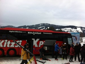 Der Kitz-Ski-Express fährt von Münchens Stadtitte direkt an die Piste in den Kitzbüheler Alpen; Foto: Heiner Sieger