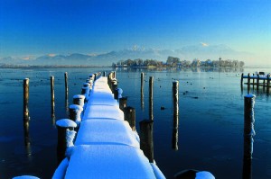 Zauberhafte Winterstimmung herrscht am Chiemsee - hier der Blick auf die Fraueninsel. - Foto: Priener Tourismus GmbH