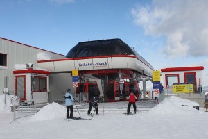 Die Goldeck-Bergstation liegt 1780 Meter hoch; oben angekommen, kann der Skitag oder eine Schneeschuhwanderung beginnen.