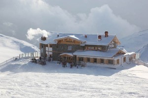 Die Wedelhütte ist Anfang April Österreichs höchst gelegenen Weinkeller. - Foto: SKi-optimal Hochzillertal Kaltenbach