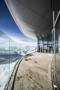 Am 12. und 13. April lädt das Pitztal zu „Firn, Wein & Genuss“. Besonderes Highlight ist die höchste Weinverkostung Österreichs, die erstmals auf dem Pitztaler Gletscher im neuen "Café 3440" mit freischwebender Terrasse stattfindet. - Foto: Pitztaler Gletscherbahn